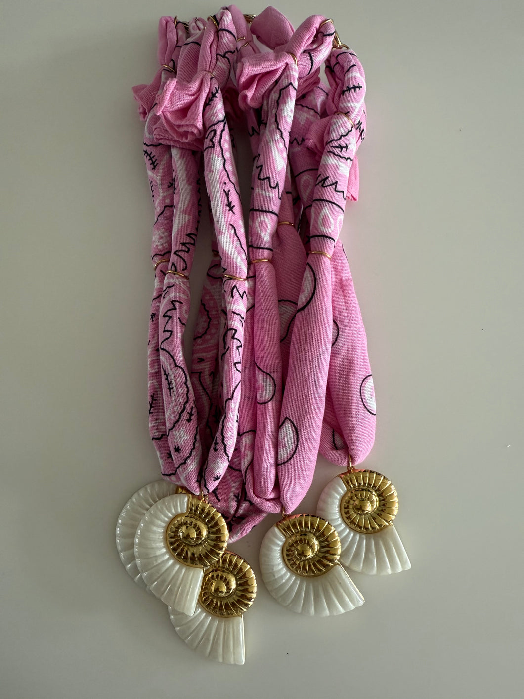 ACTIE!! Roze bandana met slotje schelp