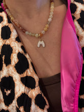 Afbeelding in Gallery-weergave laden, Korte ketting beige bedel
