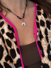 Afbeelding in Gallery-weergave laden, Ketting zwart wit stof bedel
