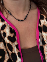 Afbeelding in Gallery-weergave laden, Ketting zwart wit stof bedel
