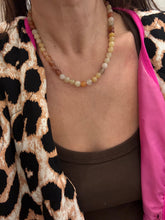 Afbeelding in Gallery-weergave laden, Korte ketting beige bedel
