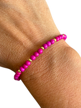Afbeelding in Gallery-weergave laden, Armband dyed turquoise 3mm fuchsia met balletjes
