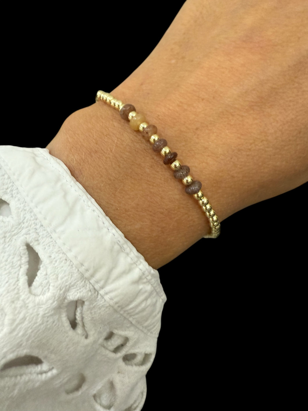 Armband bruin stenen om en om